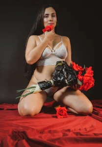 MafeeRoss Petals & pure seduction 🌹🤍 Bilde 3