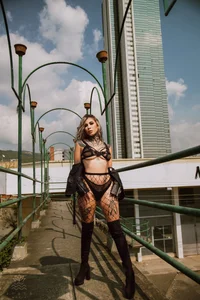 NicoleBlum Life is a blank canvas, you decide the color✨ Immagine  6