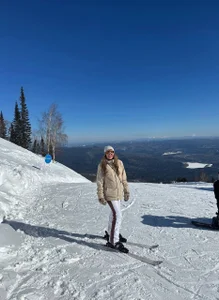 Kelly_Hardy I spent this weekend at a ski resort. 🏔️ So much snow at an altitude of 3000 meters❄️🎿. Pic 7