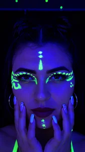 whitney_white_ Neon Face 🌈  6. fénykép