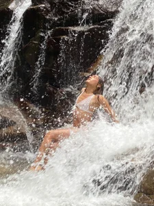 victoria_decapri The water touches my skin, but does not turn off my fire. Εικόνα 2