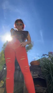 Zdjęcia MarlaFknSinger Sunny backyard stretch in red yoga pants ❤️‍🔥 MILF, soles up, sunglasses on, garden light: 