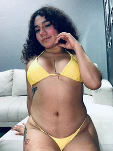 mia_cataleiya How about my new swimsuit? 🥵💛 Immagine  2