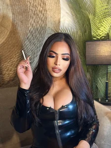 BigDominaMia: Mia Collins ( 3 фото)