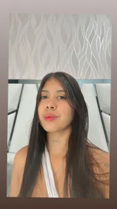 _aurora18_ A slow kiss that takes us quickly to bed...🍑🍒❤️‍🔥🔥 Foto