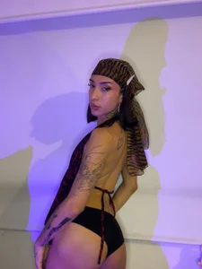 MadisonWood01 You don't need to touch me to feel me just need to look 🔥😈 Foto 2