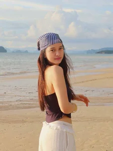 BrandeePhatdouang Public Foto