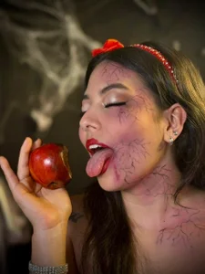 AnnieRouse__ kullanıcısının The Forbidden Apple 🍎☣️ albümü -  5 fotoğraf
