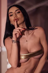 BrianaBrattyPublic Bild 7