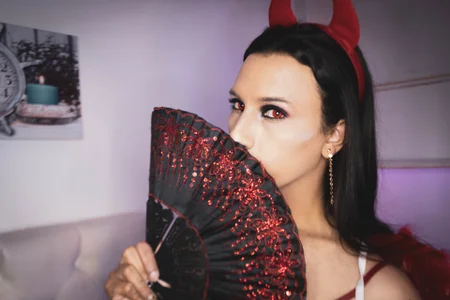 dangerous_bitch I am a devil in the room Pic