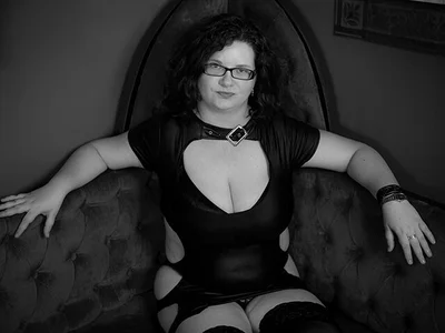 MissTroublle Are you here to watch… or to kneel properly? Pic