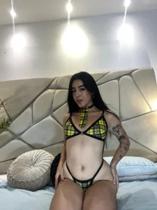 zoee_jackson sexy schoolgirl in yellow Immagine  3