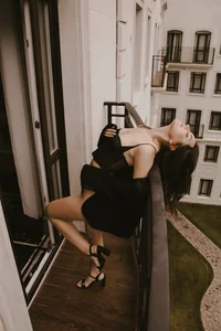 Ariana_Petite On the balcony Immagine  7