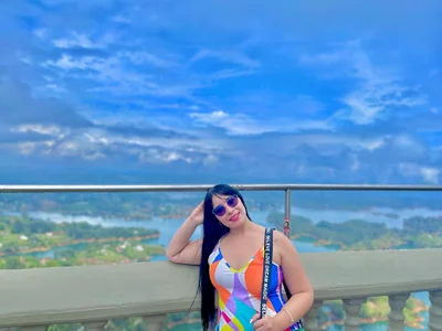 andreina26_ walk through guatape colombia Bilde