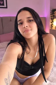 AmelieLaurentCのGood morning, handsome I’m online from 8:00 a.m. to 2:00 p.m., feeling sweet, a little flirty, aの 2枚の写真