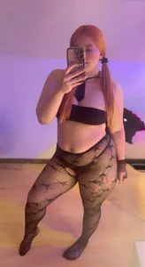 JuliaDavis_1の"My body is burning, are you coming to put it out with me?"😈の枚の写真