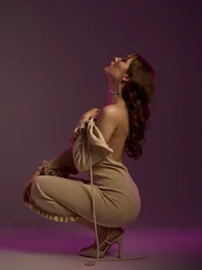 MollyKiss_ Just a Peek Pic 3