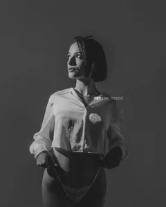 PeytonReeds 🖤 A black and white world Pic