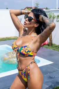 YnesClarkBrunette at the pool ❤图片