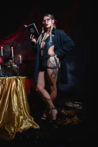 your mistress returned de Dom_venena  Imagens