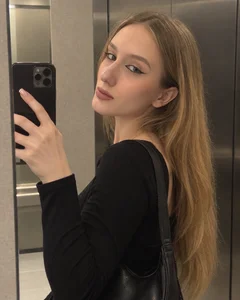 Look at me for a second 💋 de BennieMells  2 photos