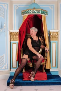 roxana_brooks My throne! Pic 2