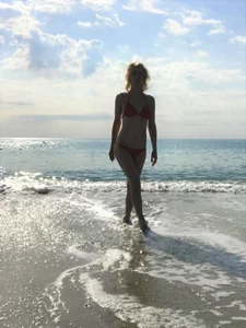 AdrianaSea Sea. The sun. Red bikini Billede 5