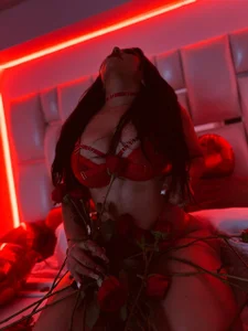 Kylie-Ross- It's almost my favorite date Immagine  5