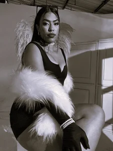 Mistress Riri B/W 🫦 de RiriiBrunette__  3 Imagens