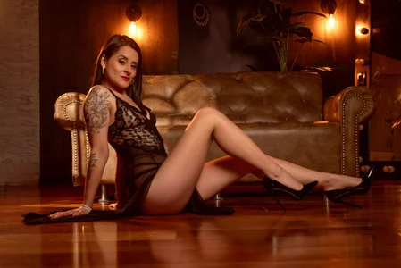 Alice_milf_ Alice is synonymous with sensuality and elegance. Pic 3