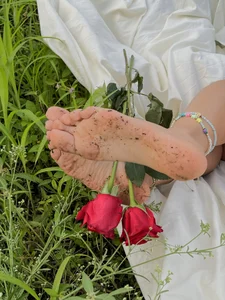 fetish_foot_ take a rose 🌹🩷 Pic 8