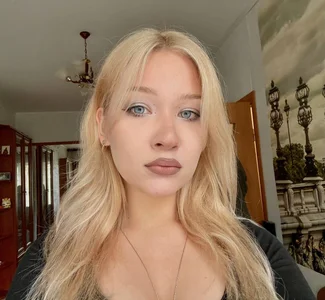 Cira_BabyFace Golden Room Glow Pic