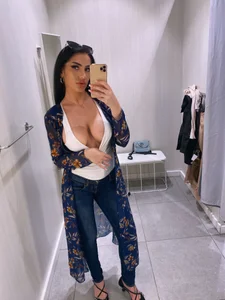 Irresistible 🤍🍭 de RubyConner  5 Imagens