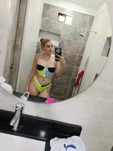 daniquintero03のDo you want to have a wild night with me? 😏🤓の 2枚の写真