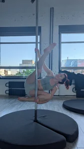 Bonnie_Naughtyy The pylon is my passion. Foto