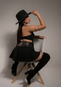 Your cowgirl 🤠🖤 de melaniejeannn_  6 photos