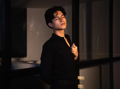 Aaron_Eze Public টি ছবি