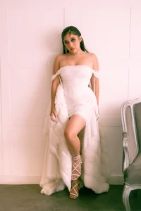 nicolle_pierce Im into white🤍 Foto