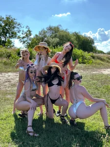 We ran away in the field to play 🥵👿 de RollingGirls  8 photos
