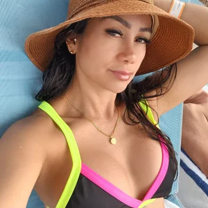 Cris__sweet Sun, sand, and a little bit of me. Pic 4