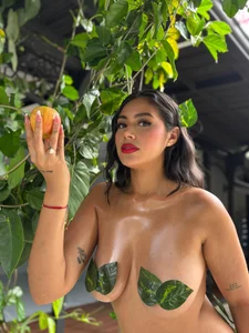 AmbarJames_ Prohibited fruit Foto 2