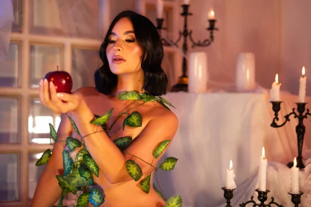 GabriellaFerrer kullanıcısının Do you want to eat my sweet apple this Halloween? 🎃 albümü -  fotoğraf