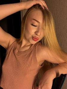 AlinaTeaseX Blonde mode Foto 5