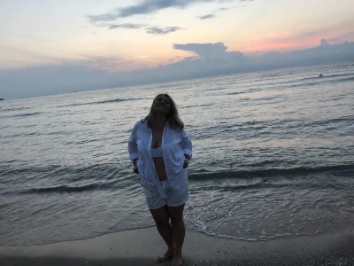 AnnaHot Public Pic 2
