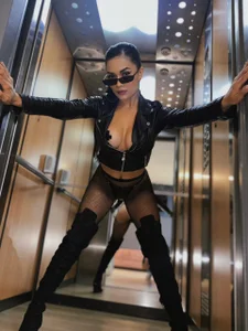 BiancaPierce Do you get on the elevator? Foto 7