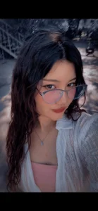 JenniferWallace 💕 I love my new look—a little intellectual, a little cute, and so *me* ✨🤍  3টি ছবি