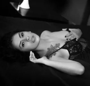 _lucianapalmer Black Pic