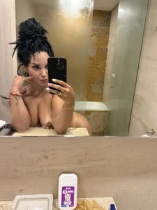 Dakota_diaz_ Alone with my reflection Pic 3