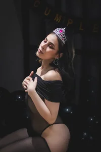 Sara_Foxx1のHi my guys, this weekend, it's my 23th birthday, and I want you to come celebrate it with me, so getの 3枚の写真