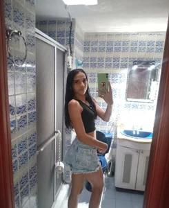 AmelieLaurentC Hey you… I’m already live and glowing for you ✨ Come see what I’m wearing… or maybe help me take it slika 4